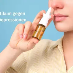 Eine Frau hält ein Nasenspray mit der Aufschrift "Ketamin - ein Narkotikum gegen schwere Depressionen".