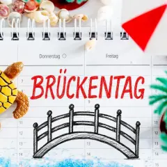 Urlaubsplanung 2026: Ein Brückentag mit Schildkröte, Brücke und Muscheln lädt zum Träumen ein.