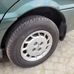 Koło samochodu Daewoo z felgą i oponą. Widać otwory na śruby, które zapewniają stabilne mocowanie.