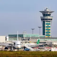 Paryż lotnisko Orly: samoloty przy terminalu, wieża kontroli lotów. Dobre miejsce na początek podróży do centrum.