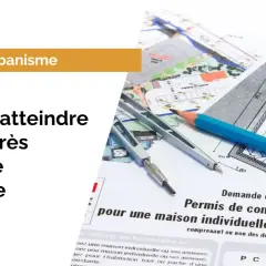 Plans d'urbanisme, crayon et règle sur un permis de construire. L'intérêt à agir pour un permis de construire est crucial.