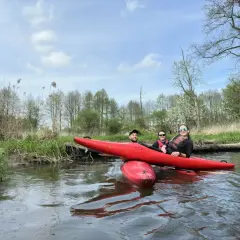 Kurs kajakarstwa nizinnego: Opanuj rzekę bezpiecznie i z pasją!