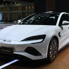 Biały BYD Seal na wystawie. Sprawdź atrakcyjną byd auto cena i najnowsze technologie.