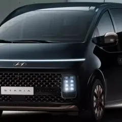 Nowoczesny czarny Hyundai Staria z charakterystycznym pasem LED i siatkowym grillem.
