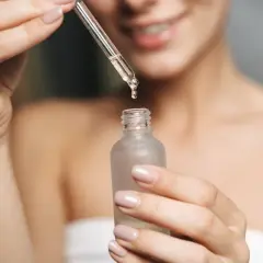 Kwas fitynowy w kroplach z pipety, aplikowany do buteleczki z serum. Delikatna pielęgnacja dla promiennej cery.