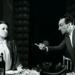 Una donna e un uomo discutono animatamente. La scena evoca la **Filumena Marturano storia vera**, un dramma di vita e di scelte difficili.