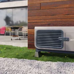 Nowoczesna pompa ciepła airmax³ gotowa do podłączenia do istniejącej instalacji. Obok grill i meble ogrodowe.