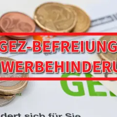 GEZ-Befreiung für Schwerbehinderung ab 50% möglich. Münzen und Geldscheine symbolisieren finanzielle Entlastung.