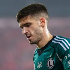 Piłkarz Legii Warszawa w zielonej koszulce z logo "L" i gwiazdką. Ile Legia ma mistrzostw Polski? 14!