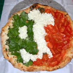 Pizza w barwach narodowych Włoch, przypominająca o tym, skąd wywodzi się pizza. Zielona bazylia, biały ser i czerwone pomidory.