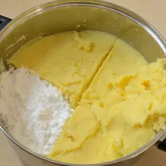 Garnek z puree ziemniaczanym i mąką ziemniaczaną.