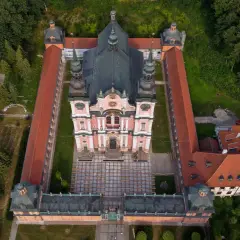 Święta Lipka: barokowy klasztor z imponującą bazyliką i dziedzińcem. Atrakcje tego miejsca przyciągają pielgrzymów i turystów.