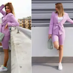Stylizacja w odcieniach fioletu: liliowy garnitur, miętowa torebka i kolorowe sneakersy. Jaki kolor do fioletu? Miętowy!