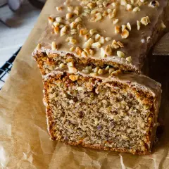 Ein saftiger Nusskuchen, schnell gebacken und mit knackigen Nüssen bestreut. Perfekt für den Kaffeetisch.