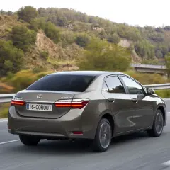 Szary sedan Toyota Corolla 1.6 benzyna jedzie po drodze. Jaki olej do silnika?