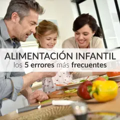 Familia preparando comida, aprendiendo sobre grupos de alimentos para niños.