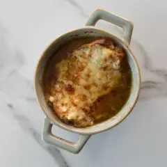 Sopa de Cebolla Francesa: La Receta Perfecta y el Gratinado Ideal