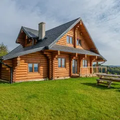 Drewniany domek na skraju winnicy uroczysko, z widokiem na zielone wzgórza. Idealne miejsce na relaks wśród natury.