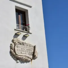 Targa in pietra con spartito musicale e testo "A Marechiaro Salis, dicemmo, quando spunta la luna a Mare-chiaro".