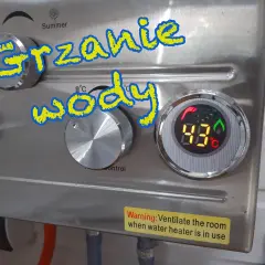 Panel sterowania piecyka gazowego w przyczepie kempingowej. Pokazuje temperaturę 43°C. Wskazówki dotyczące jak uruchomić piecyk gazowy w przyczepie kempingowej.
