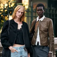 Dwie modelki prezentują stylizacje, w tym kurtkę skórzaną, która może być inspirowana niemieckie marki.