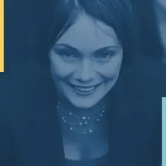 Uśmiechnięta kobieta w garniturze, obok ikony identyfikatora. Może to symbolizować dane firmy, numer NIP.