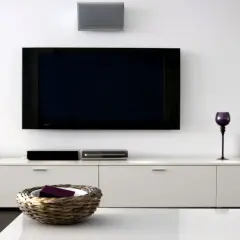 Nowoczesny salon z dużym telewizorem. Sprawdź nasz ranking telewizorów 75 cali, by wybrać najlepszy model do swojego domu.