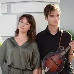 Młoda para, jak z obrazu, Kuba Sienkiewicz i jego dzieci, pozują do zdjęcia. On trzyma mandolinę.