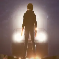 Chloe z "Life is Strange: Before the Storm spolszczenie" stoi przed oślepiającym światłem.