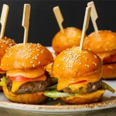 Idealne mini burgery na imprezę? Kup gotowe lub zrób sam!