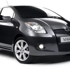 Ciemnoszary Toyota Yaris TS, model 2. generacji, z błyszczącym lakierem i sportowym grillem.