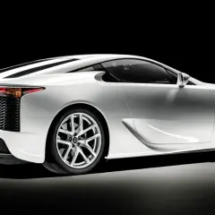 Biały Lexus LFA widziany z tyłu, z czarnym tłem.