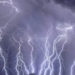 Czy w aucie jest bezpiecznie podczas burzy? Oto, co musisz wiedzieć