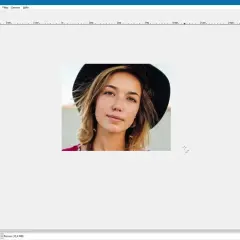 Kobieta w kapeluszu na ekranie programu GIMP, przygotowana do kadrowania.