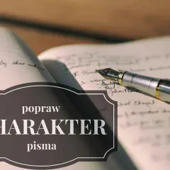 Popraw charakter pisma. Pióro leży na otwartym notatniku z ręcznie pisanym tekstem.