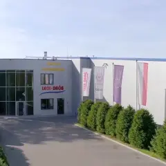 Nowoczesny budynek firmy Lech-Drób w Zalewie, z charakterystycznym logo i flagami.
