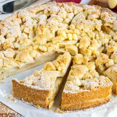 Ein saftiger Apfel-Streuselkuchen, perfekt für den sonntagskuchen schnell und einfach. Mit Puderzucker bestäubt und frisch angeschnitten.