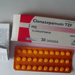 Opakowanie leku Clonazepamum TZF 2 mg, 30 tabletek, wraz z ulotką i blistrem żółtych tabletek.