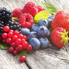 Frische Beeren wie Brombeeren, Himbeeren, Blaubeeren und Erdbeeren. Ihre tiefen Farben deuten auf die positive anthocyane wirkung hin, die gut für die Gesundheit ist.