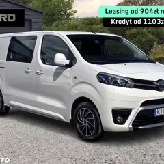 Biały van Toyota Proace 4x4 z Dangel zaparkowany na zewnątrz.