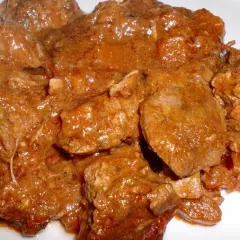 Sabrosa carne al toro, tierna y jugosa, cocinada a fuego lento en una rica salsa.