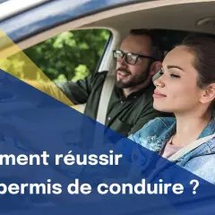 Jeune femme confiante au volant, avec moniteur. Augmentez votre taux réussite permis premier coup grâce à nos conseils.