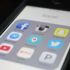 Ikona Snapchat na ekranie telefonu, obok Facebook, Instagram. Zastanawiasz się, snapchat co to? To popularna aplikacja społecznościowa.