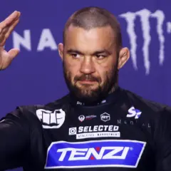 Bohater materla fame mma pozdrawia. Na koszulce logo "TENZI".