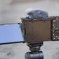 Kamera Sony ZV-E10 z mikrofonem na gorącej stopce, gotowa do nagrywania.