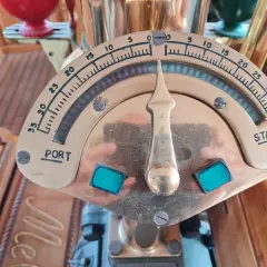 Indicatore di rotta su una nave, con la lancetta che punta verso "PORT". Il suo significato è la direzione di navigazione.