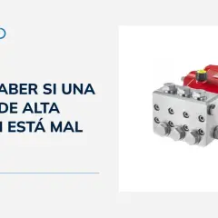 Bomba de alta presión roja y plateada, esencial para hidrolimpiadoras. Aprende a detectar fallos.