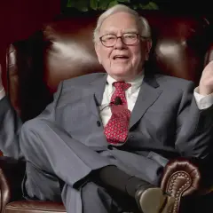 Warren Buffett, znany z inwestycyjnego geniuszu, mimo braku formalnego wykształcenia w dziedzinie finansów, zdobył wiedzę dzięki samokształceniu.