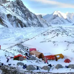 Obóz pod Broad Peak, zimowy krajobraz, namioty, lodowiec. Tragedia w górach, polscy alpiniści.
