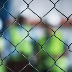 Jak postawić ogrodzenie z siatki - uniknij najczęstszych błędów